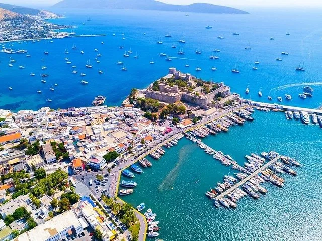 Luftaufnahme der Burg von Bodrum und des Yachthafens mit angelegten Booten