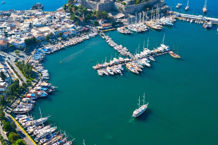 Luftaufnahme des blauen Yachthafens in Bodrum voller angelegter Yachten und Boote